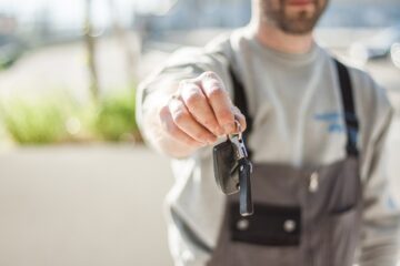 Car renting tips for a vacation overseas. Source : Pexel.com