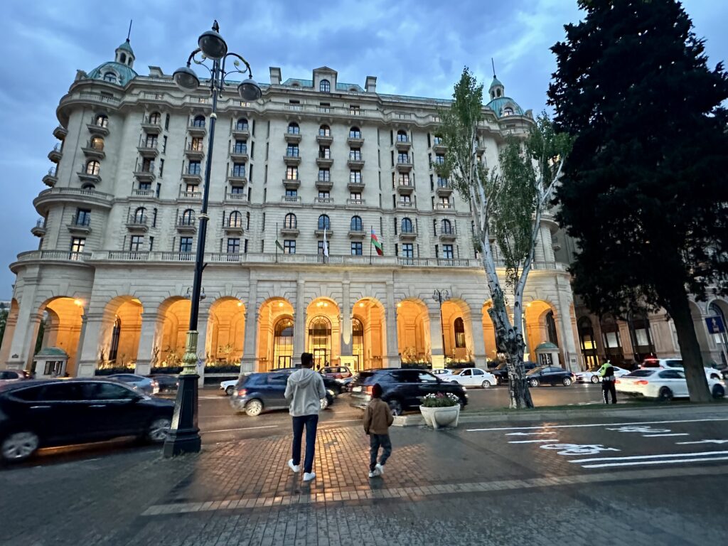 Four Seasons Baku, Evening scene
