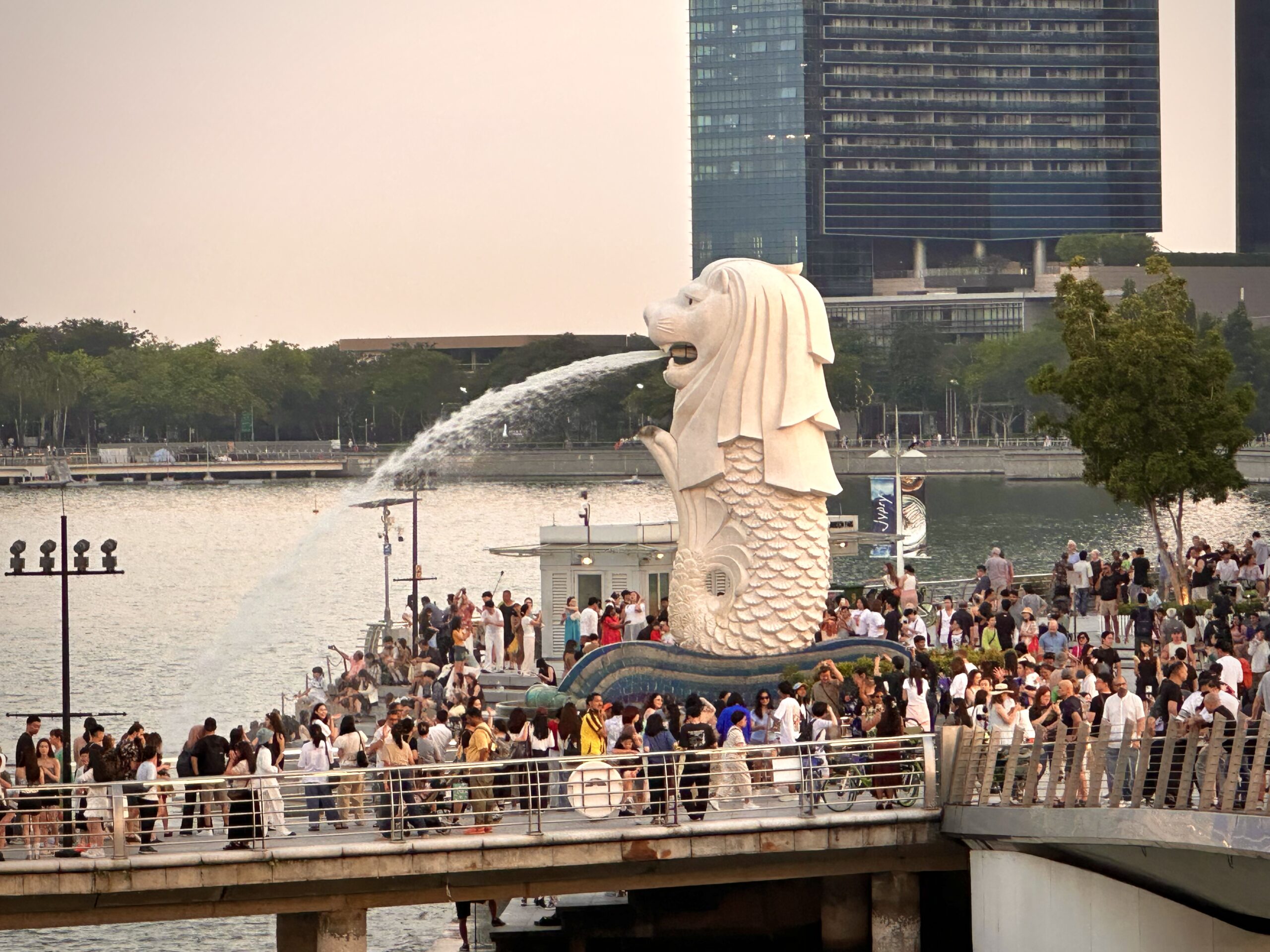 Ultimate Singapore Travel Guide Merlion park from Jubilee Bridge Singapore