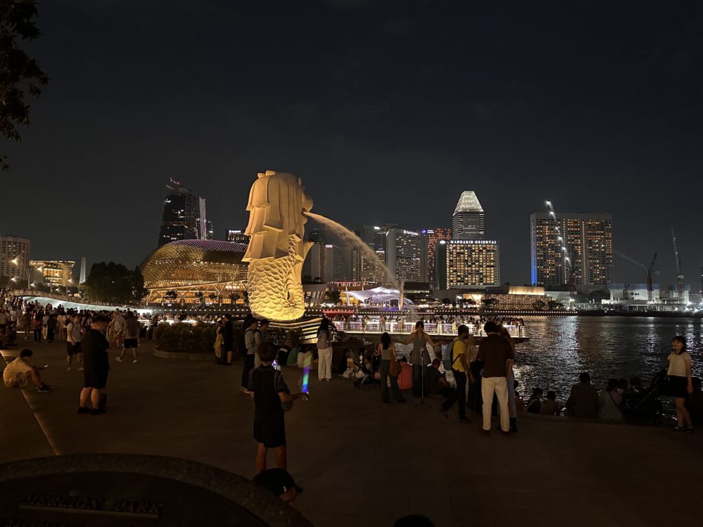 Evening view of the Merlion Statue. Free things to do in Singapore